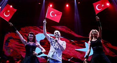 İzmir Aliağa'da 100. Yıla 'Serdar Ortaç'lı kutlama