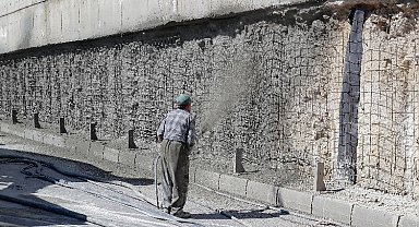 Kütahya'da alt geçit duvarlarına püskürtme beton