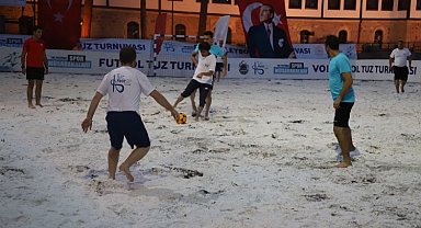 Tuz üzerinde çıplak ayakla futbol