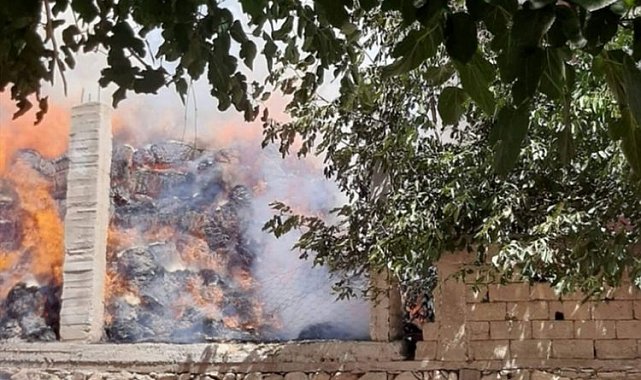 Antalya Elmalı'da samanlık ve ahır yandı