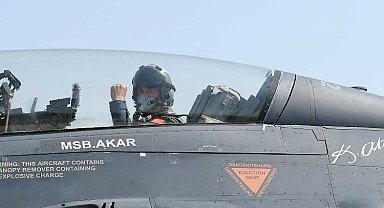 Bakan Akar F-16'nın kokpitinde!