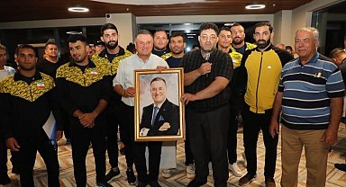 Hatay'da 'Aba Güreşi' öncesi hediye takdimi