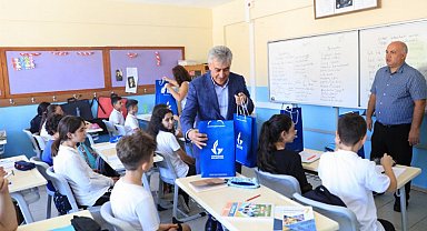 İzmir Güzelbahçe'de öğrencilere kırtasiye desteği