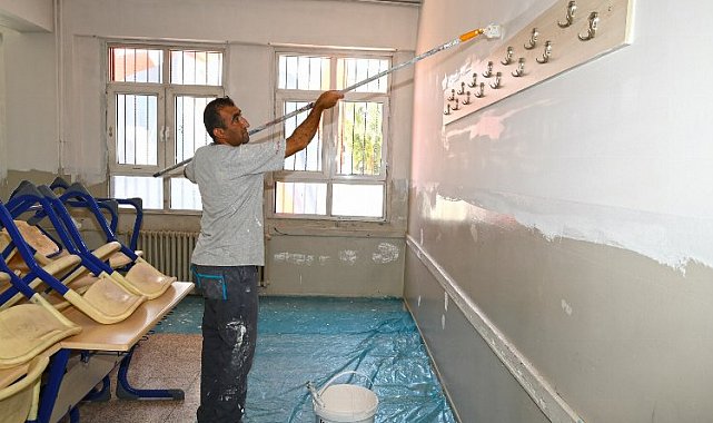 İzmir Karabağlar Belediyesi okulları da boyuyor