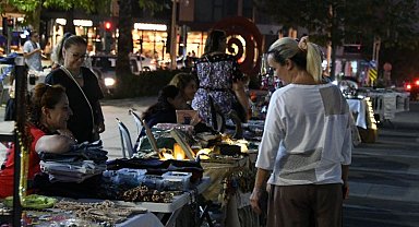 İzmir Narlıdere'de gece pazarı ilgisi