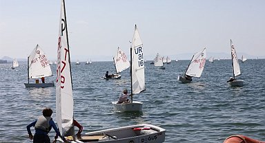 İzmir Narlıdere'de yelken yarışlarına rekor katılım