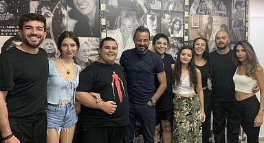Kerem Alışık, Sadri Alışık mezunlarını yalnız bırakmadı