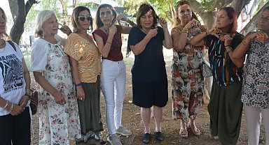 Mersinli kadınlar Mahsa Amini için saçlarını kesti