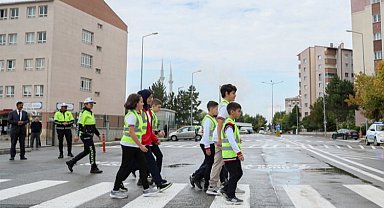 Sivas'ta okul çevrelerindeki işaretlemeler yenileniyor