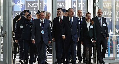 Bakan Akar NATO Karargahı'nda