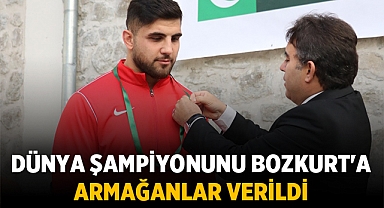Dünya Şampiyonu olan Fatih Bozkurt'a hediyeler takdim edildi