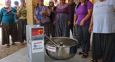 Kadınların hamur yoğurma makinesi sevinci