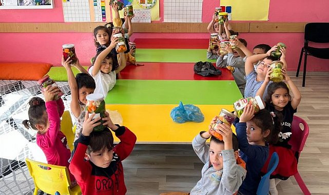 Mardin'de anaokulu öğrencileri okulda turşu yaptı