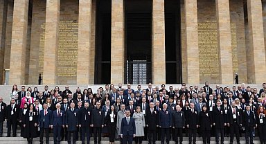 Bakan Özer öğretmenlerle Anıtkabir'de