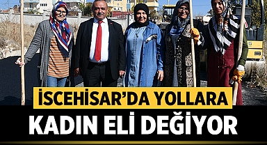 İscehisar’da Yollara Kadın Eli Değiyor