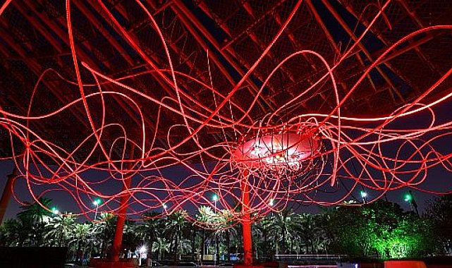 Mit seiner Lichtinstallation beleuchtete Refik Anadol die Stadt Riad, Saudi-Arabien, mit Technik und Kunst – Art