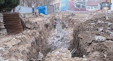 30 Ağustos İş Merkezi inşaatı sürüyor