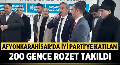 Afyonkarahisar'da İYİ Parti'ye Katılan 200 Gence Rozet Takıldı