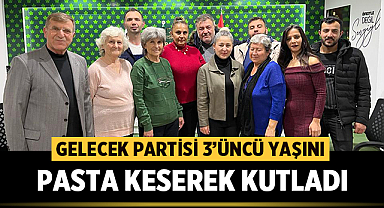 Afyonkarahisar Gelecek Partisi 3'üncü yaşını pasta keserek kutladı