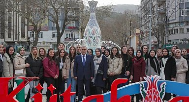 Alim Işık gençlere Zafer Meydanı'nı anlattı