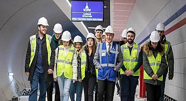 Başkan Tunç Soyer İzmir'in yeni metrosunda üniversite öğrencileriyle buluştu