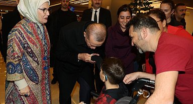 Erdoğan çiftinden özel hastanede hasta ziyareti