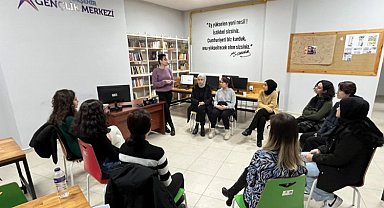Gençler deneyimlerini atölyede paylaştı