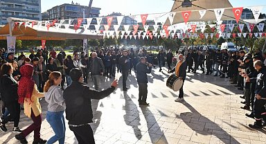 İzmir Çiğli'de davullu zurnalı 'toplu' sevinç