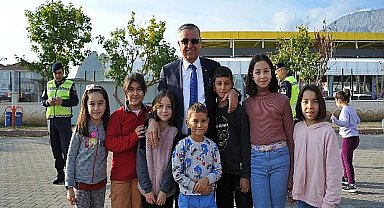 Kemer’de ‘Trafikte Okul-Jandarma Elele Birlikte Güvenli Geleceğe’ programı düzenlendi