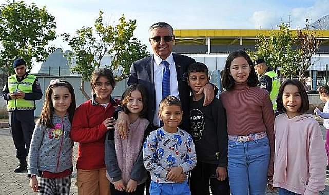 Kemer’de ‘Trafikte Okul-Jandarma Elele Birlikte Güvenli Geleceğe’ programı düzenlendi