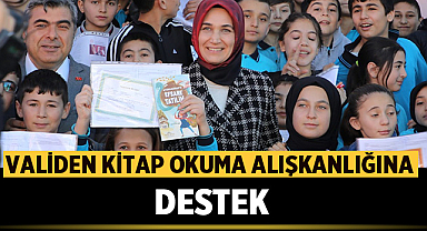 Afyonkarahisar Valisi öğrencilere hikaye kitapları hediye etti