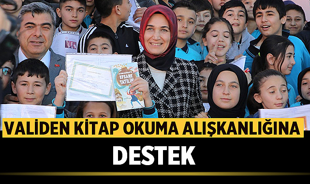 Afyonkarahisar Valisi öğrencilere hikaye kitapları hediye etti