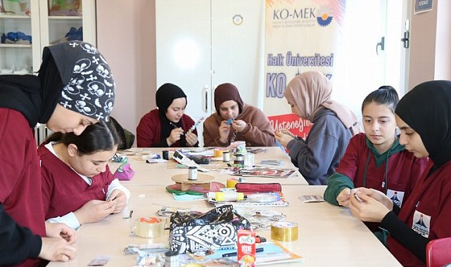 Atık kağıtlar maharetli ellerde sanata dönüştü