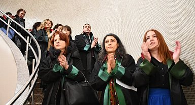 Avukatlardan alkışlı, protesto: Avukatlar davaların tarafı değiliz!