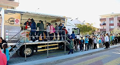 Didim Belediyesi ilçede eğitim gören öğrencilere çorba ikramında bulunarak yüzleri güldürmeye devam ediyor