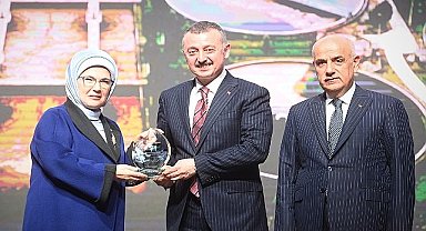Emine Erdoğan'dan Başkan Büyükakın'a teşekkür plaketi