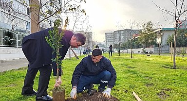 Karşıyaka'da Yeşil Seferberlik Sürüyor 'Hedef: 100 Bin Ağaç'