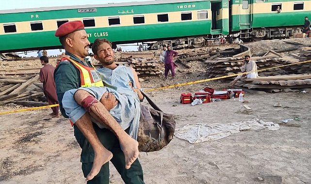 Pakistan'da bombalı saldırı! Tren raydan çıktı...