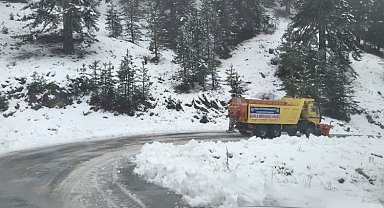 Seydikemer'de karla kaplanan yollar açıldı