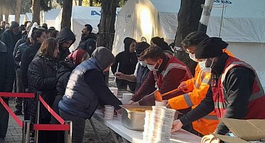 10 günde 100 bin kişilik yemek dağıtıldı