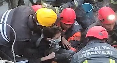 14 yaşındaki Mahmut 86. saatte enkazdan sağ çıkarıldı 