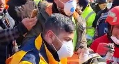 2 aylık bebek 128 saat sonra enkazdan sağ çıkarıldı