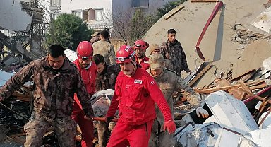 AKUT 5 günde 151'i sağ 331 kişiye tahliye etti... Enkazlardaki hayatlar için kritik saatler