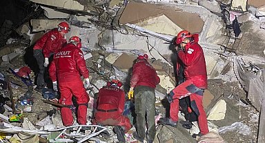AKUT şu ana kadar 64 kişiyi enkazdan çıkardı