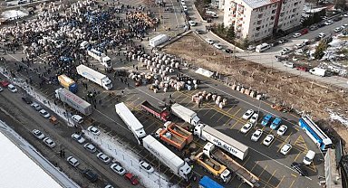 Ankaralılardan deprem bölgesine 500 tır yardım