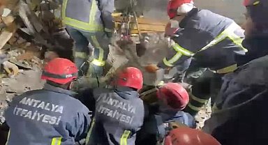 Antalya Büyükşehir Belediyesi İtfaiyesi'nden depremin 162'nci saatinde mucize kurtarış 