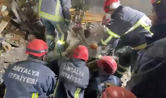 Antalya Büyükşehir Belediyesi İtfaiyesi'nden depremin 162'nci saatinde mucize kurtarış