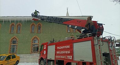 Bilecik Pazaryeri İtfaiyesi'nden buz mesaisi