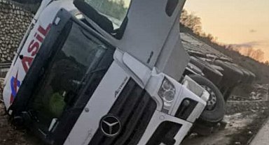 Bilecik'te lastiği patlayan TIR devrildi sürücü yaralandı