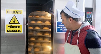 Bingöl'de depremzedeler için 15 bin ekmek üretiyorlar
